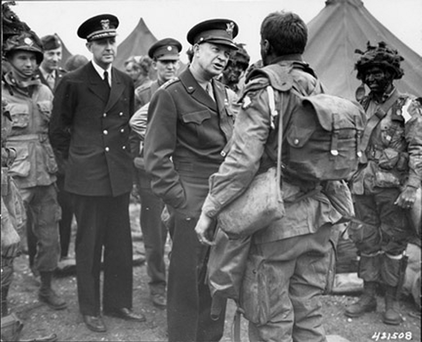 Général Dwight D. Eisenhower avec les hommes de la 502 PIR / 101 Airborne